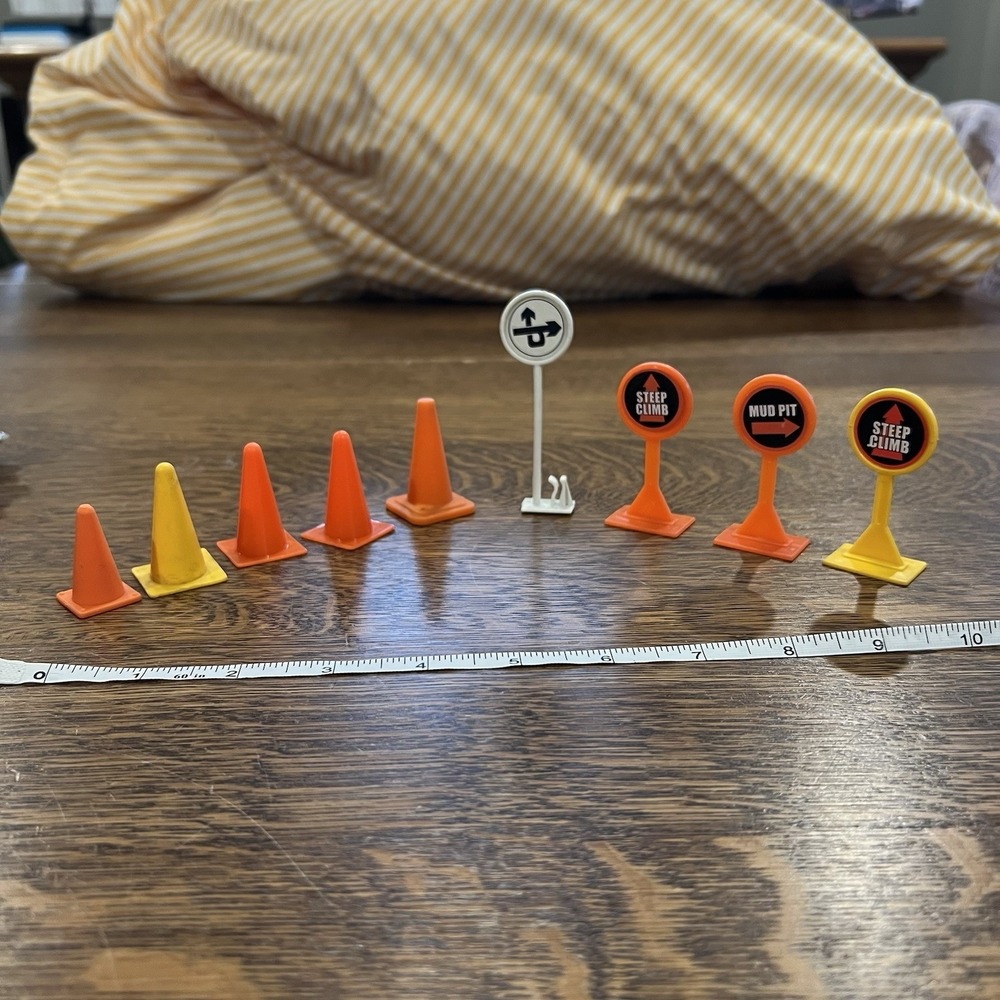 Thomas & Friends Trackmaster train set/Other lot 9 plastic yellow cones signs